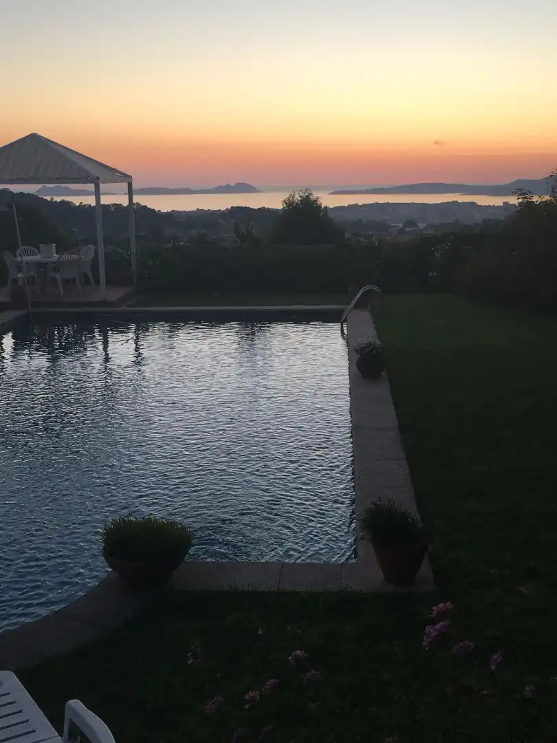 Piscina de Casa o chalet en venta en Vigo  con Calefacción, Jardín privado y Parquet
