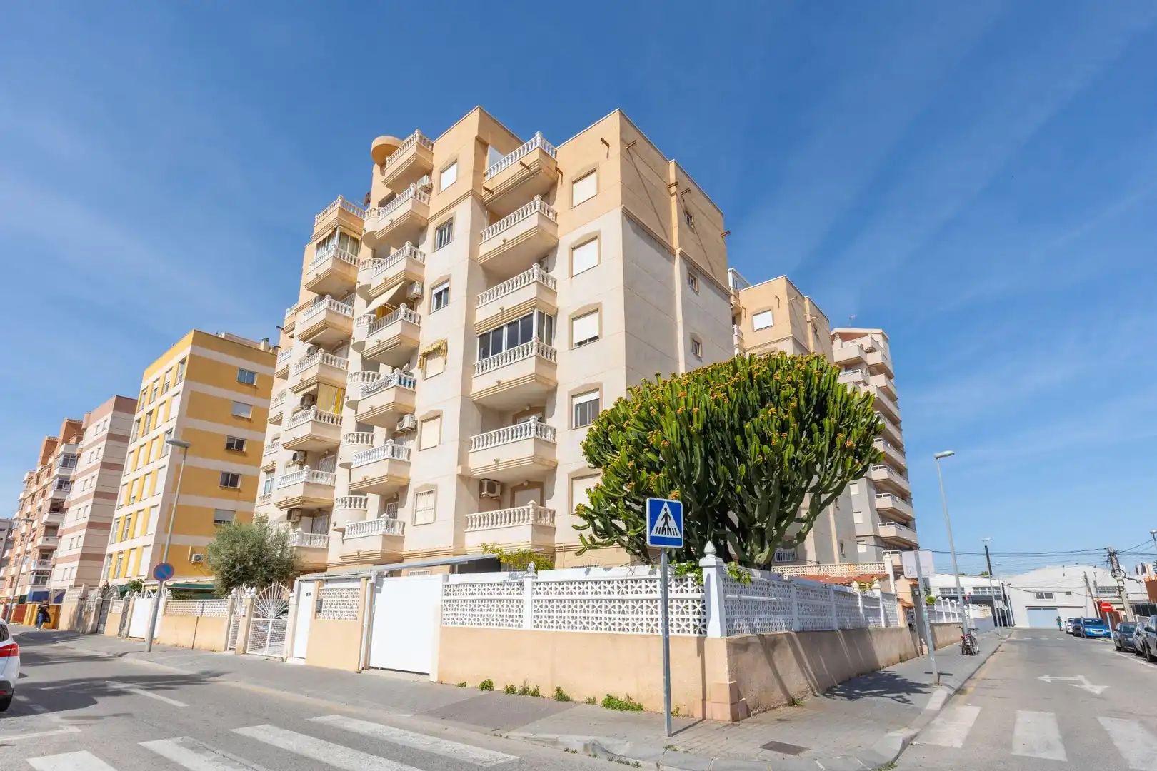Vista exterior de Apartamento en venta en Torrevieja con Piscina, Amueblado y Microondas