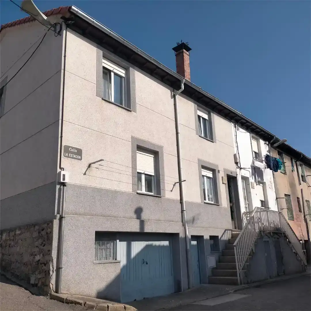 Vista exterior de Casa adosada en venda en Valdeolea amb Rentadora i TV