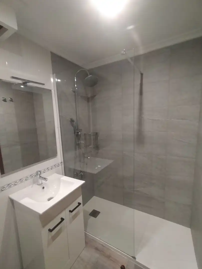 Bathroom of Flat for rent in Ourense Capital   with Heating, Storage room and Furnished