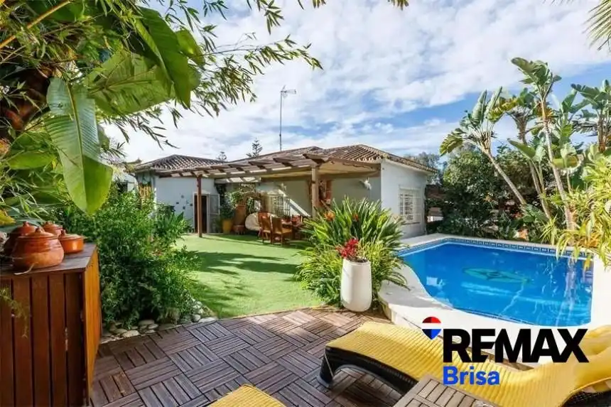 Vista exterior de Casa o chalet de alquiler en Vélez-Málaga con Aire acondicionado, Calefacción y Jardín privado