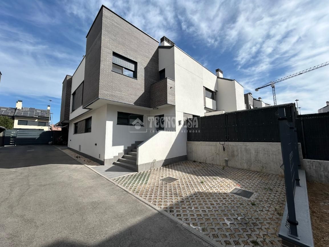 Vista exterior de Casa adosada en venda en Rivas-Vaciamadrid amb Aire condicionat, Calefacció i Terrassa