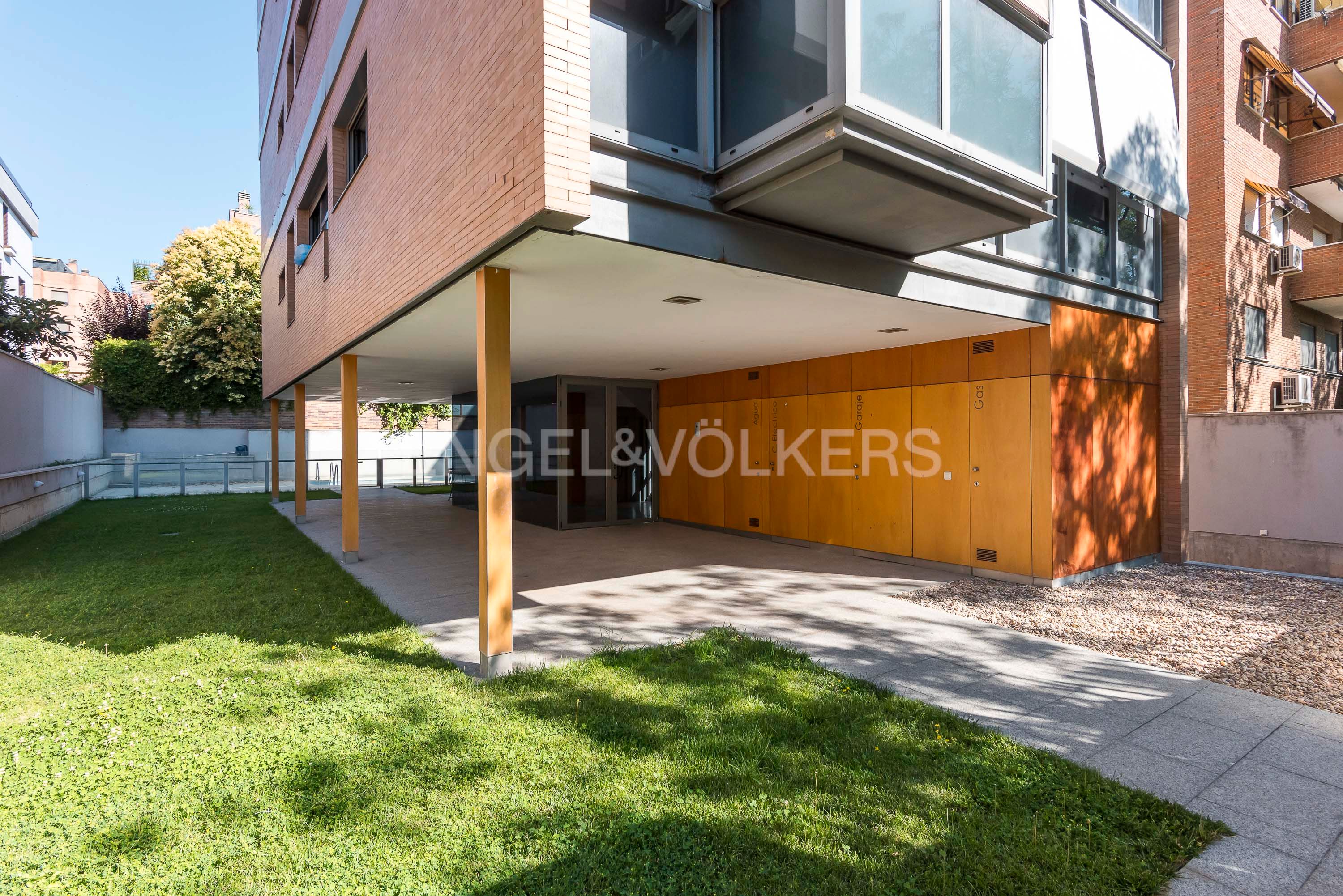 Exterior view of Apartment for sale in  Madrid Capital  with Heating, Storage room and Swimming Pool