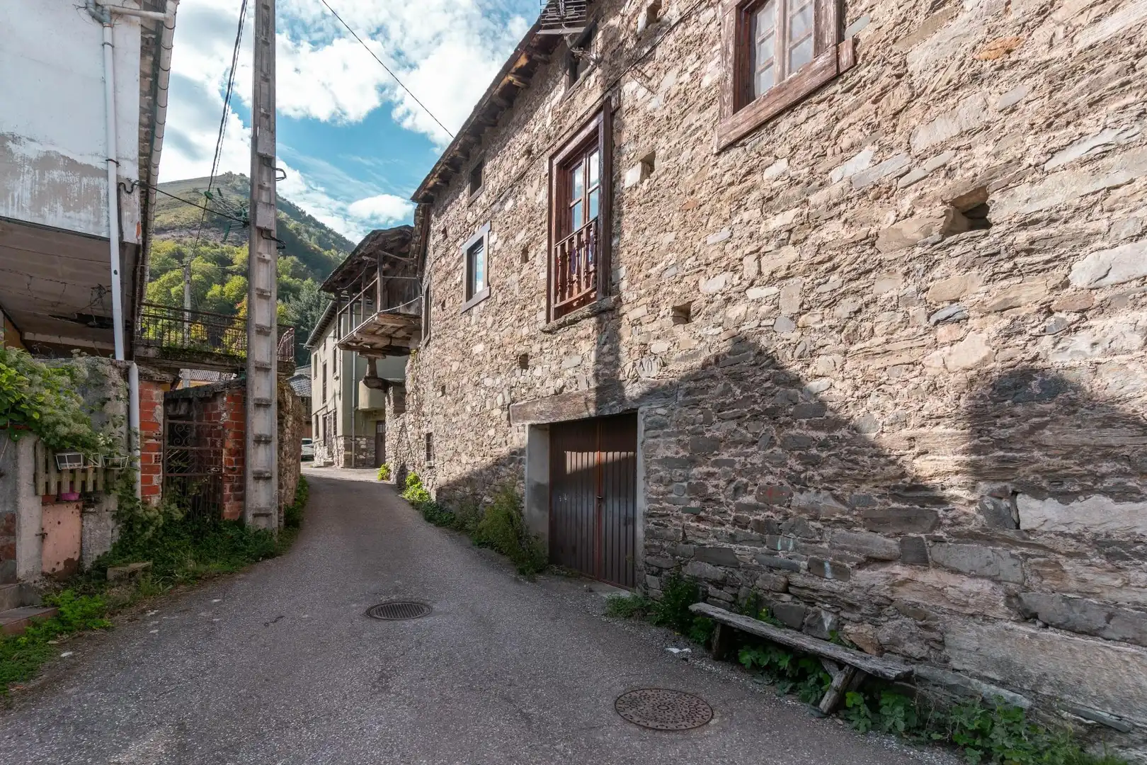 Vista exterior de Casa o xalet en venda en Cangas del Narcea amb Calefacció, Jardí privat i Terrassa