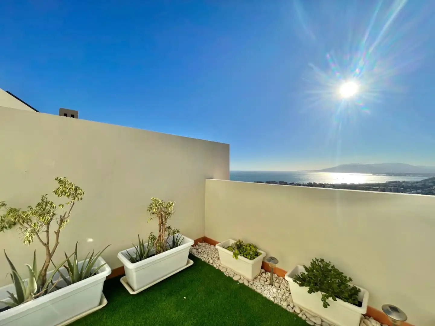 Terrasse von Einfamilien-Reihenhaus zum Verkauf in Málaga mit Klimaanlage, Heizung und Privatgarten