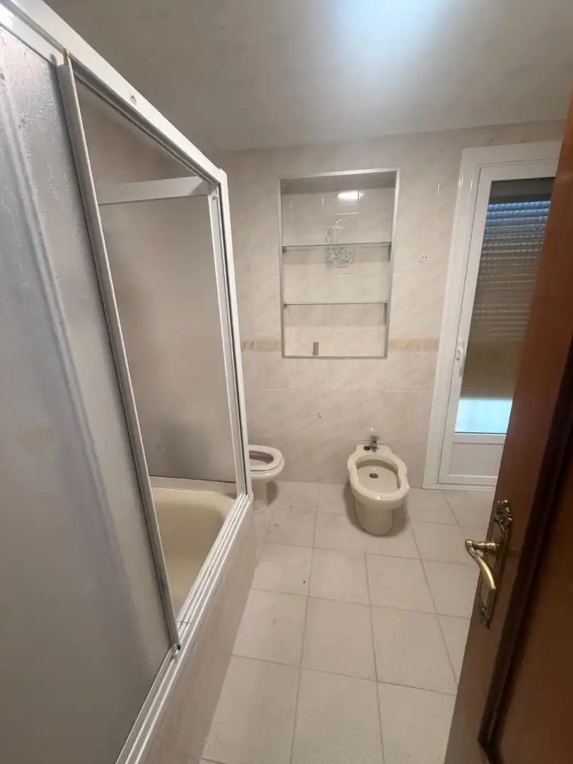 Bathroom of Flat for rent in Benalúa, Granada