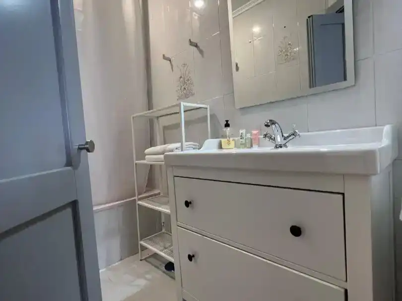 Baño de Piso de alquiler en Gijón  con Parquet y Amueblado
