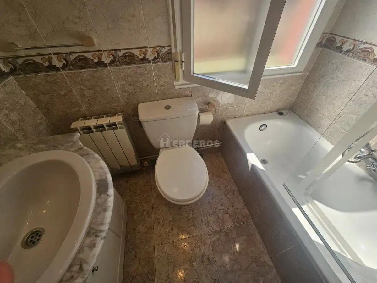 Bany de Apartament en venda en  Logroño amb Calefacció i Parquet