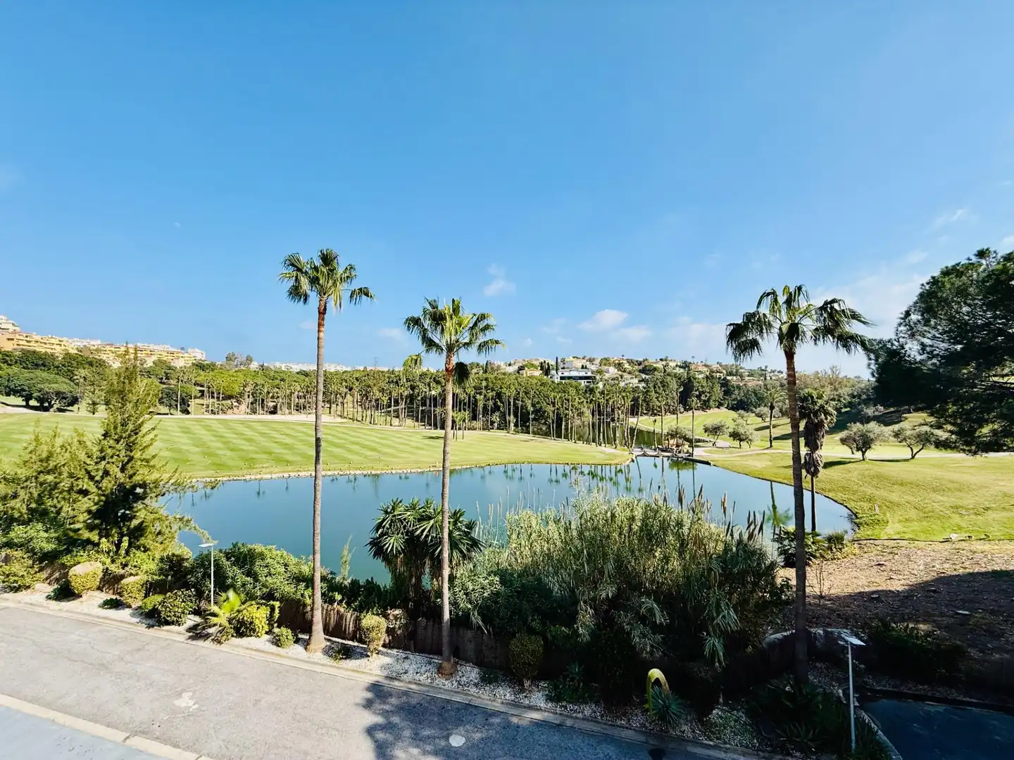 Vista exterior de Casa adosada en venda en Benalmádena amb Aire condicionat, Jardí privat i Terrassa