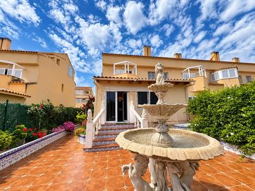 Maison mitoyenne avec balcon à vendre à Calle Versalles 7