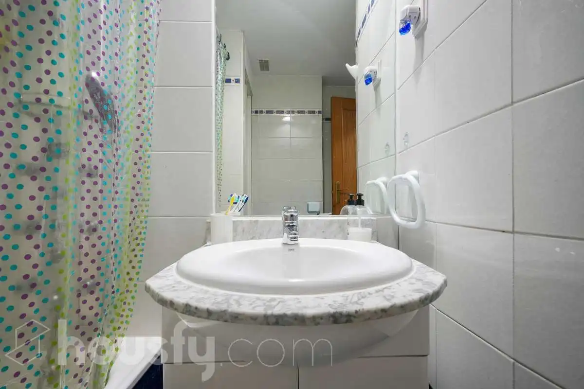 Bathroom of Flat for sale in Madrid  with Air Conditioner, Heating and Terrace