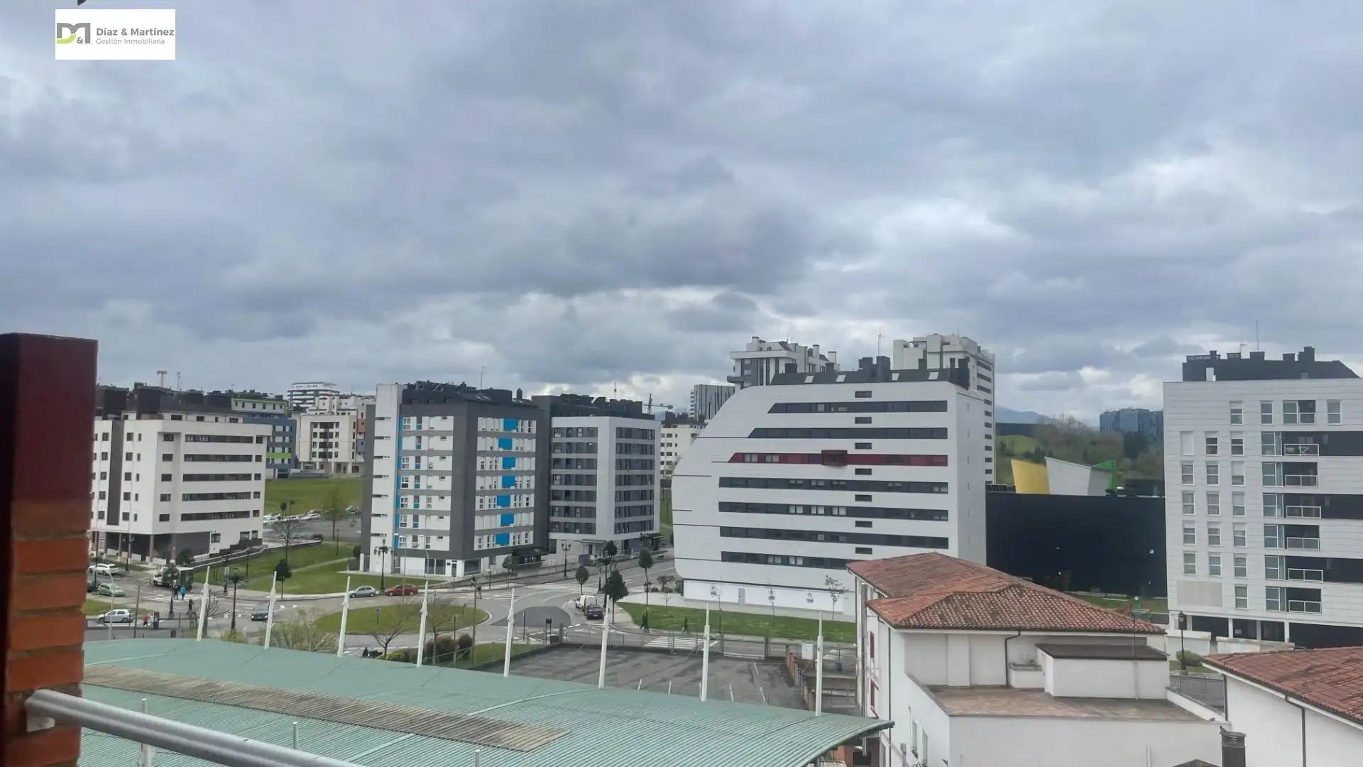 Parking de Piso en venta en Oviedo  con Calefacción, Parquet y Trastero