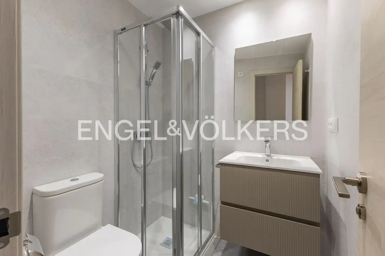 Baño de Piso de alquiler en Valencia con Calefacción y Balcón