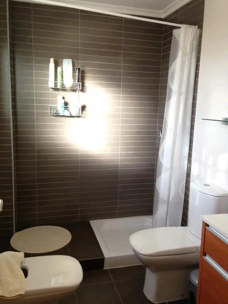 Badezimmer von Einfamilien-Reihenhaus zur Miete in Cullera mit Klimaanlage, Terrasse und Abstellraum