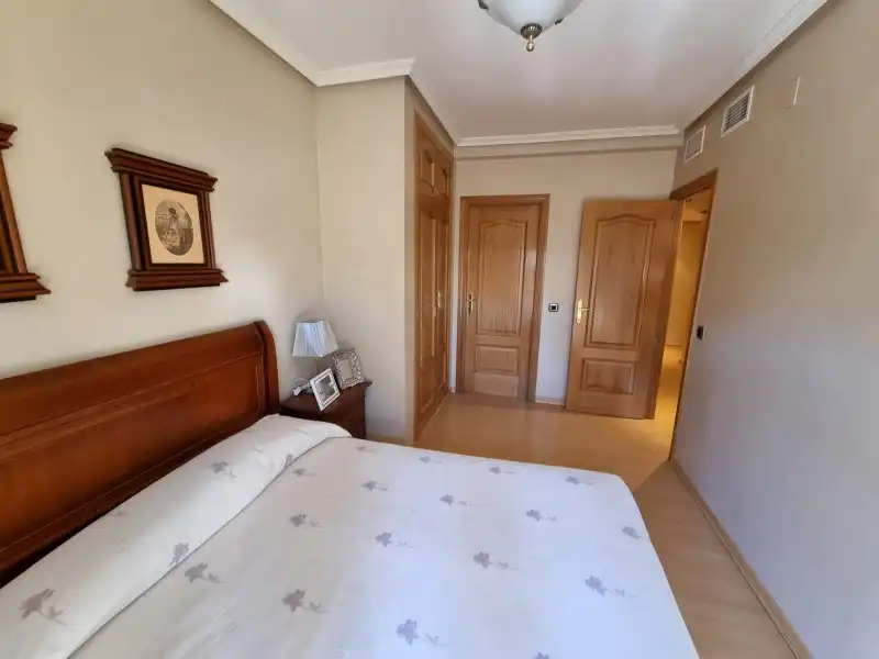 Dormitori de Pis en venda en Plasencia amb Aire condicionat, Calefacció i Jardí privat