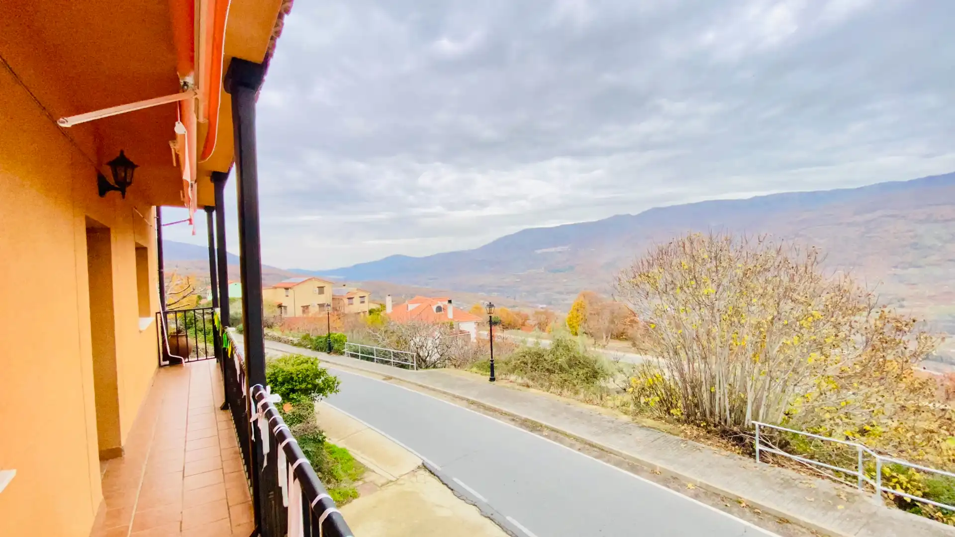 Vista exterior de Casa o xalet en venda en Valdastillas amb Aire condicionat, Jardí privat i Terrassa