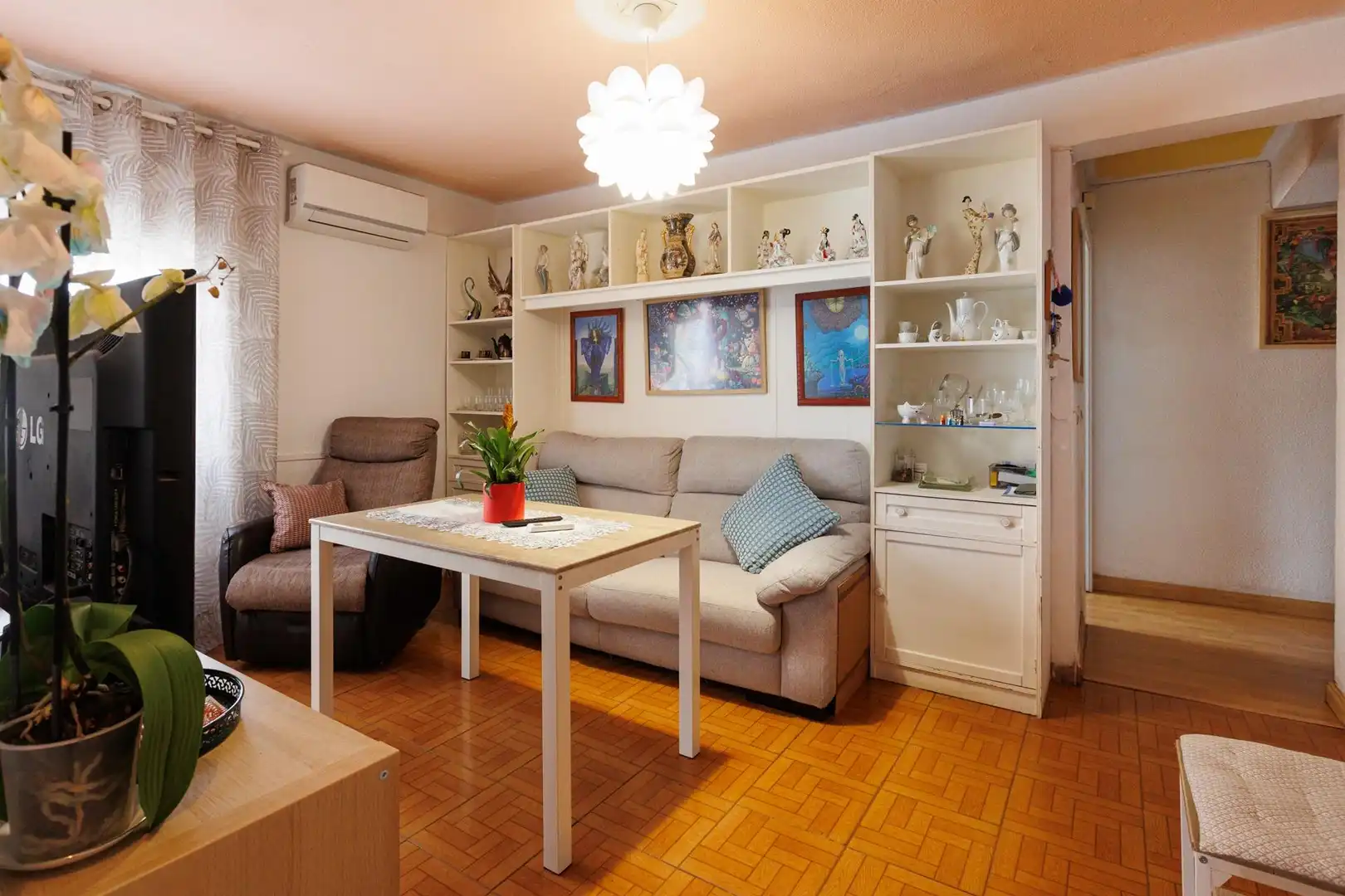 Living room of Flat for sale in Madrid  with Air Conditioner, Heating and Furnished