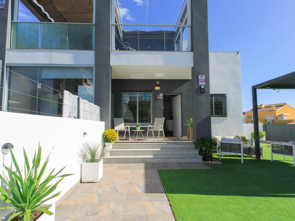 Terrace of Single-family semi-detached for sale in Torrevieja  with Air Conditioner, Private garden and Furnished