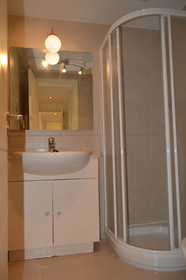 Badezimmer von Wohnung zur Miete in Madrid mit Klimaanlage, Heizung und Parkett