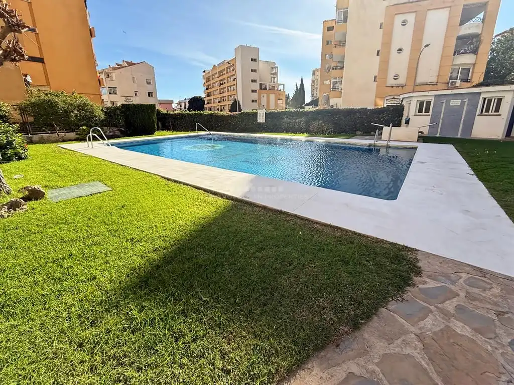 Piscina de Estudio en venta en Benalmádena con Terraza, Amueblado y Piscina comunitaria