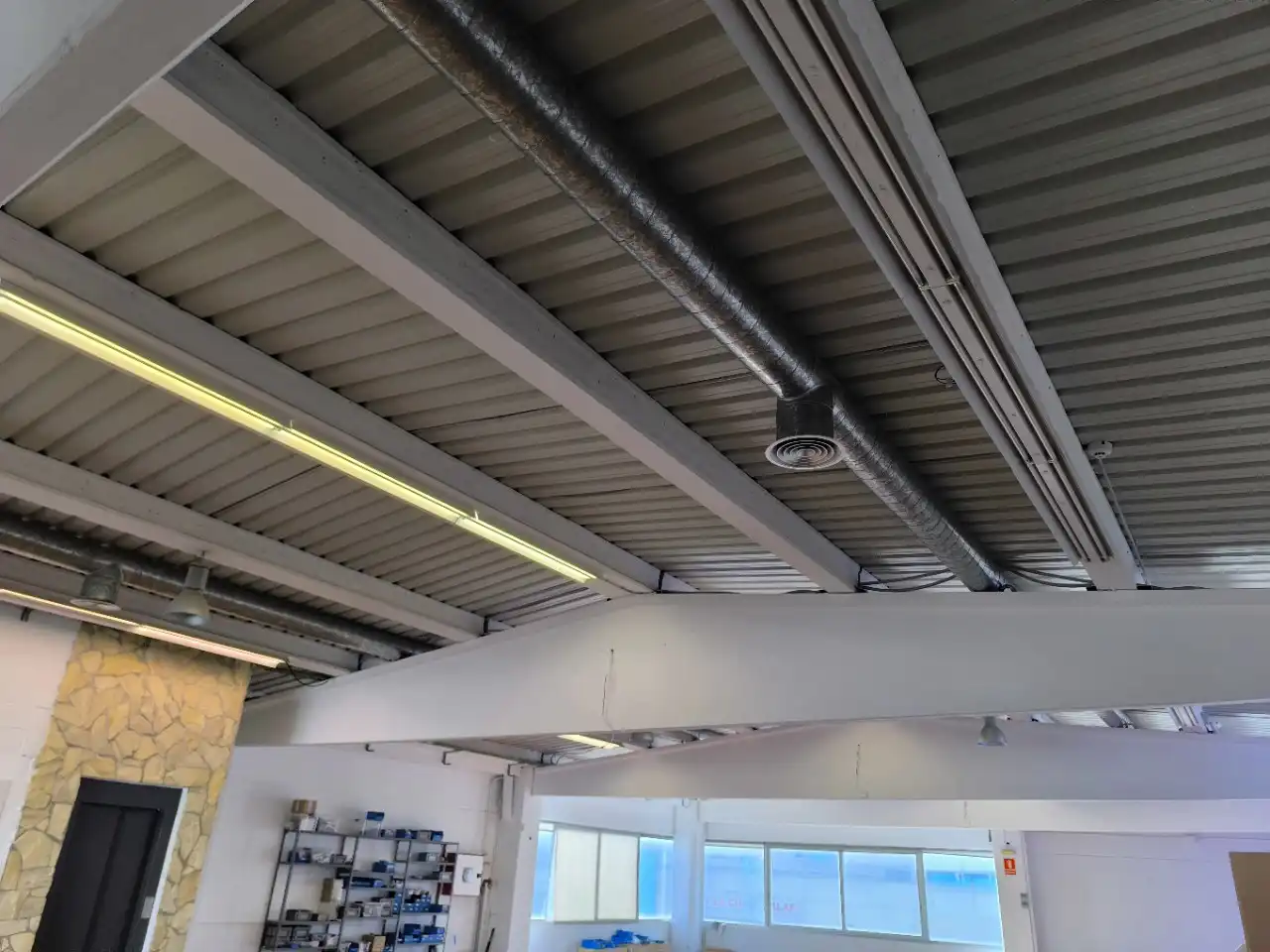 Vista exterior de Nave industrial en venta en Badalona