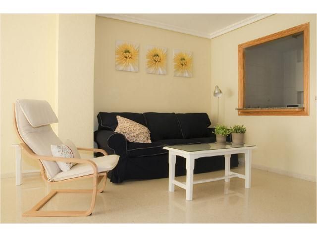 Sala d'estar de Apartament de lloguer en  Almería Capital amb Aire condicionat, Moblat i Rentadora