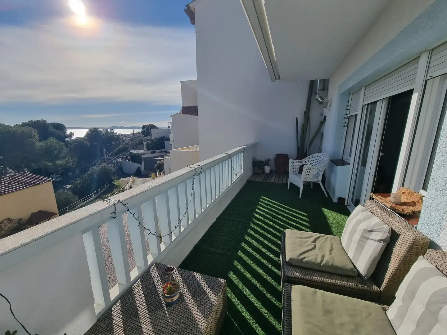 Terrasse von Einfamilien-Reihenhaus zum Verkauf in Roses mit Klimaanlage, Heizung und Privatgarten