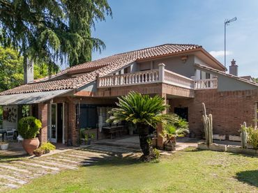 Chalet con piscina en venta en Carrer Acàcies