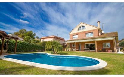 Swimming pool of House or chalet for sale in Vilanova i la Geltrú  with Terrace and Swimming Pool