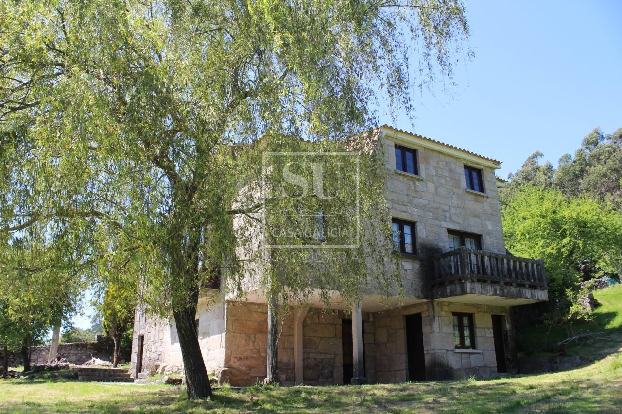 Vista exterior de Finca rústica en venda en A Lama   amb Jardí privat