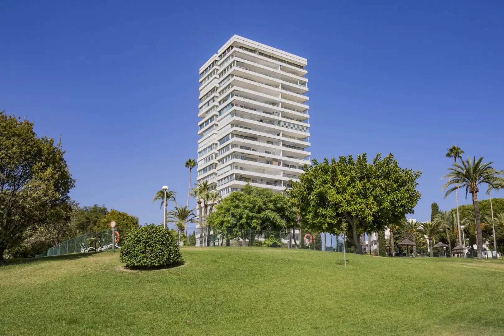 Vista exterior de Apartament en venda en Marbella amb Terrassa, Piscina i Internet