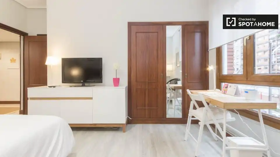 Schlafzimmer von Wohnung zur Miete in Bilbao  mit Klimaanlage, Heizung und Möbliert