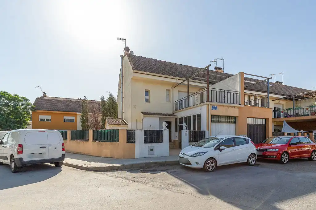 Casa aparellada amb piscina en venda a C/ Veguilla