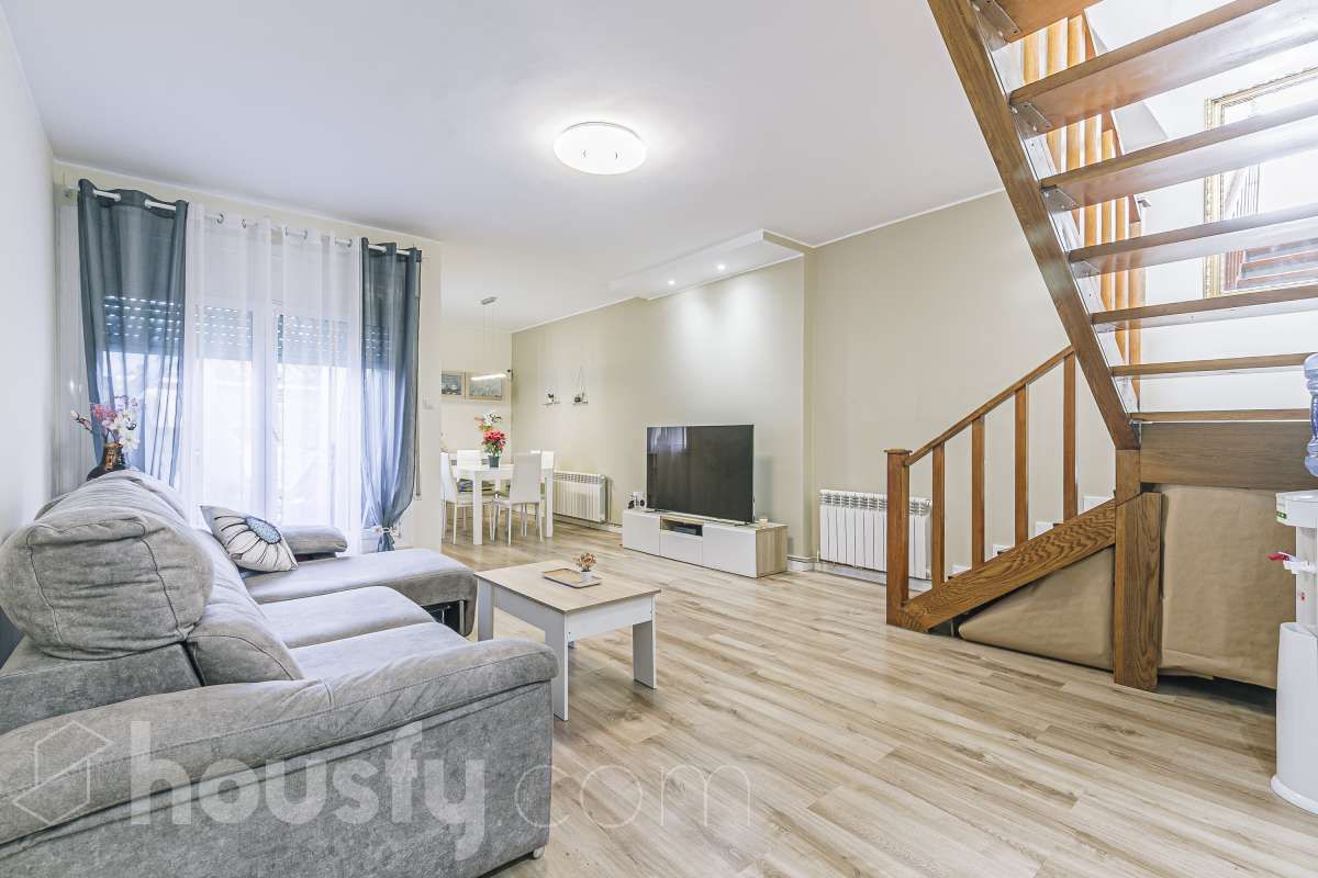 Sala d'estar de Dúplex en venda en Cerdanyola del Vallès amb Aire condicionat, Calefacció i Parquet