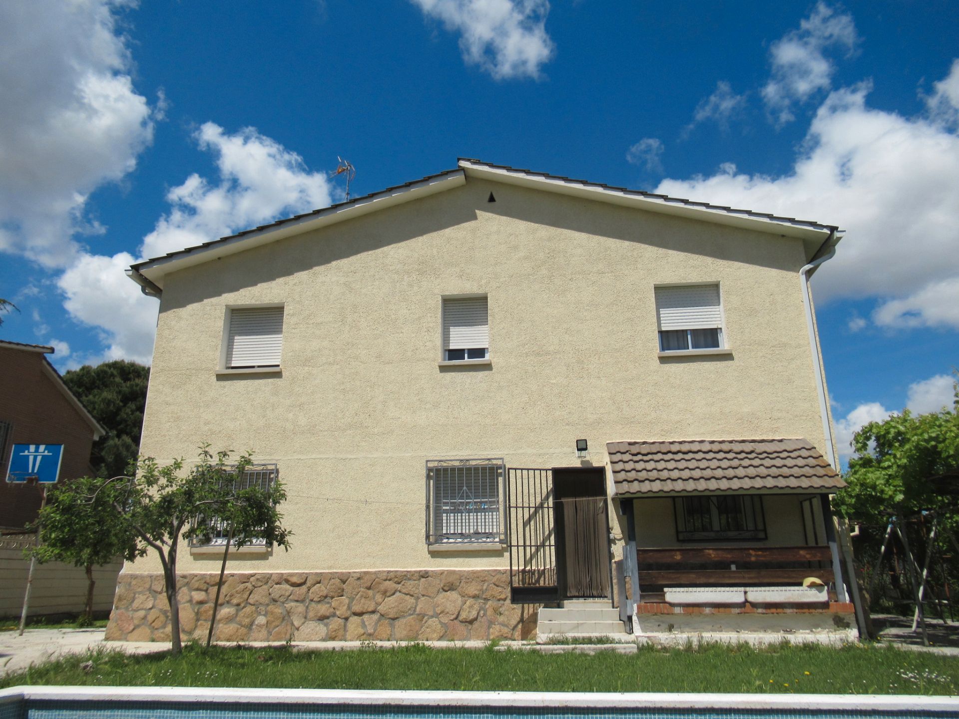 Vista exterior de Casa o xalet en venda en Camarma de Esteruelas amb Calefacció, Jardí privat i Terrassa