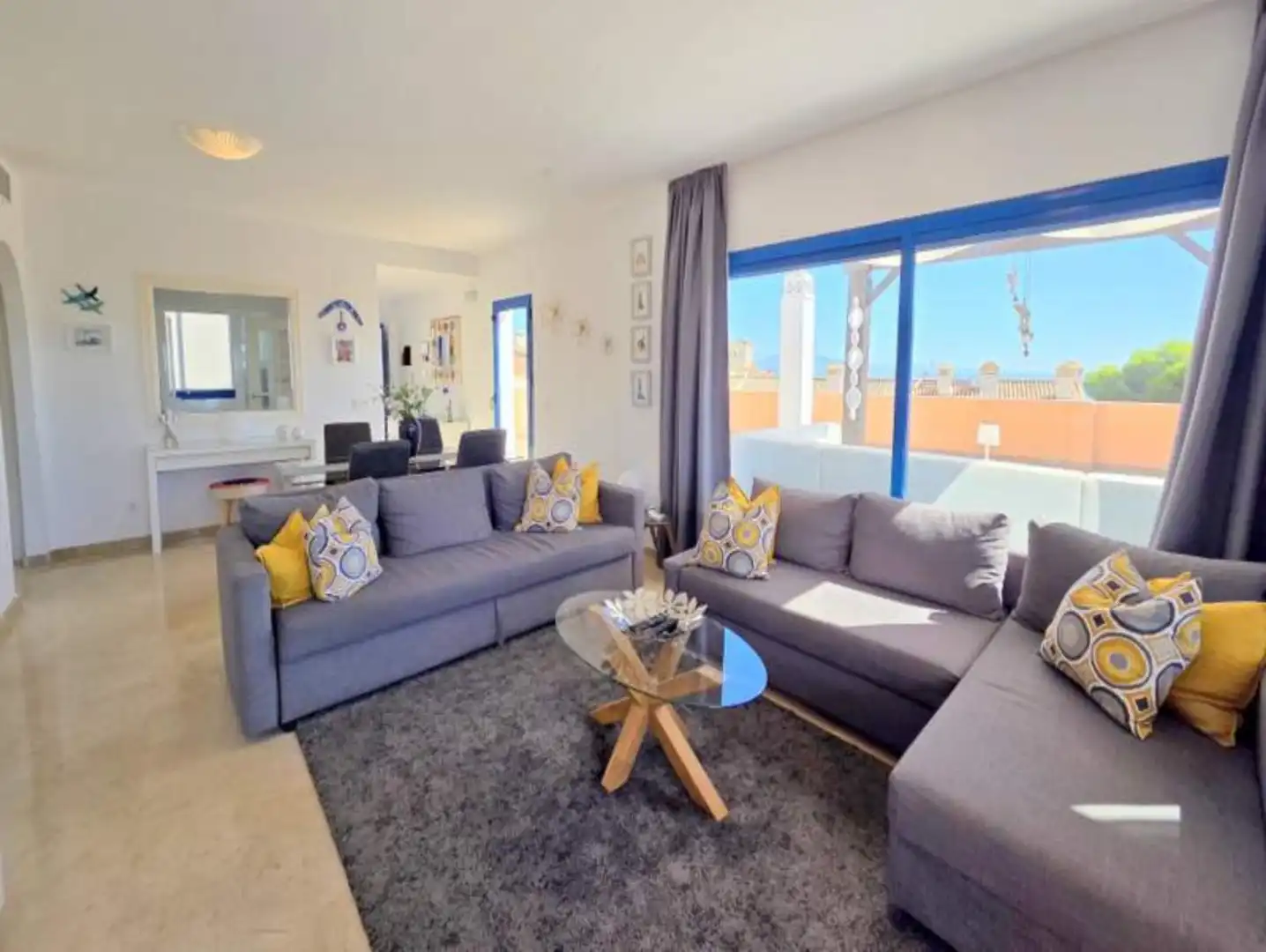 Sala d'estar de Apartament en venda en Manilva amb Aire condicionat, Terrassa i Moblat