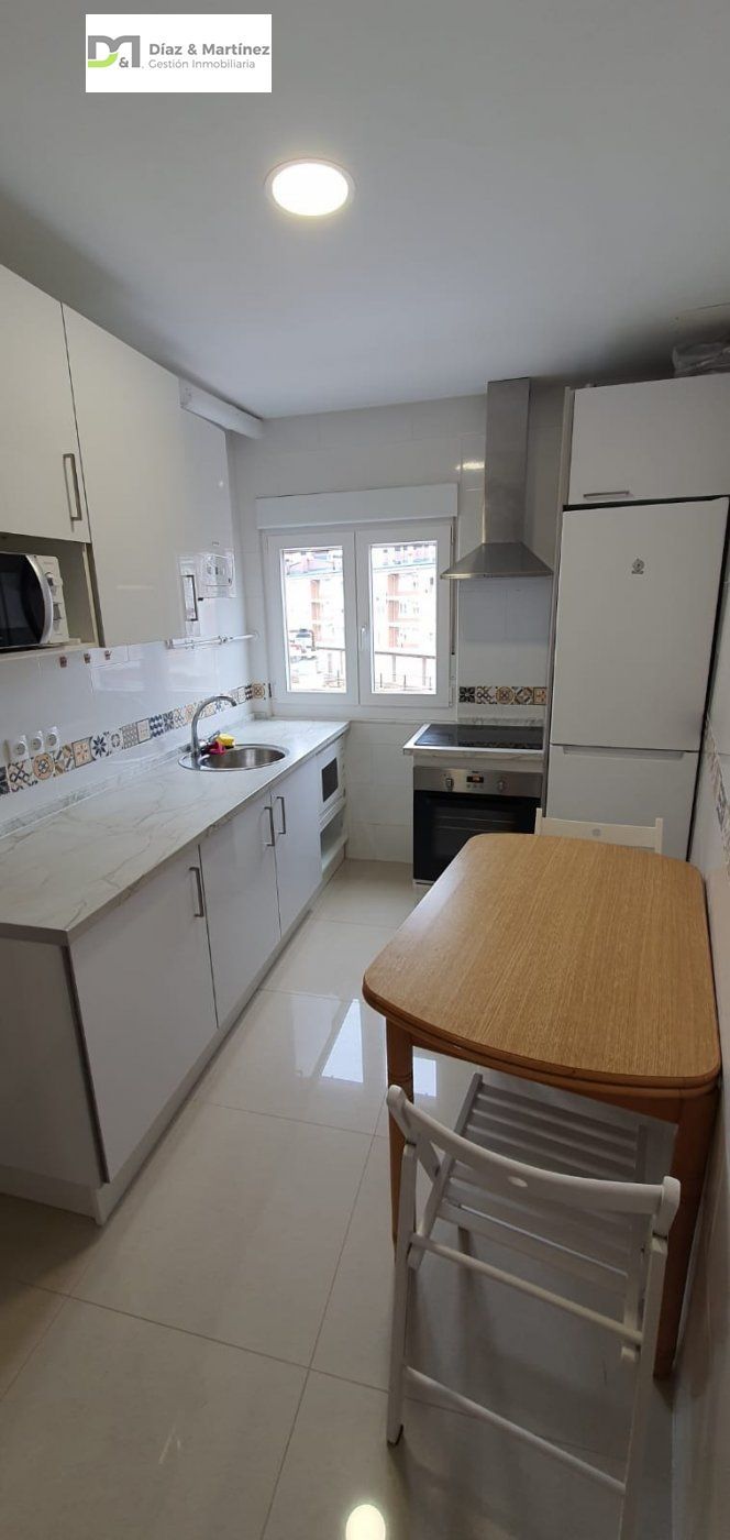 Cuina de Apartament de lloguer en León Capital  amb Calefacció i Parquet
