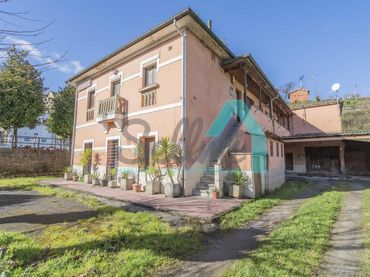 House with balcony for sale in Calle la Calle Huerta