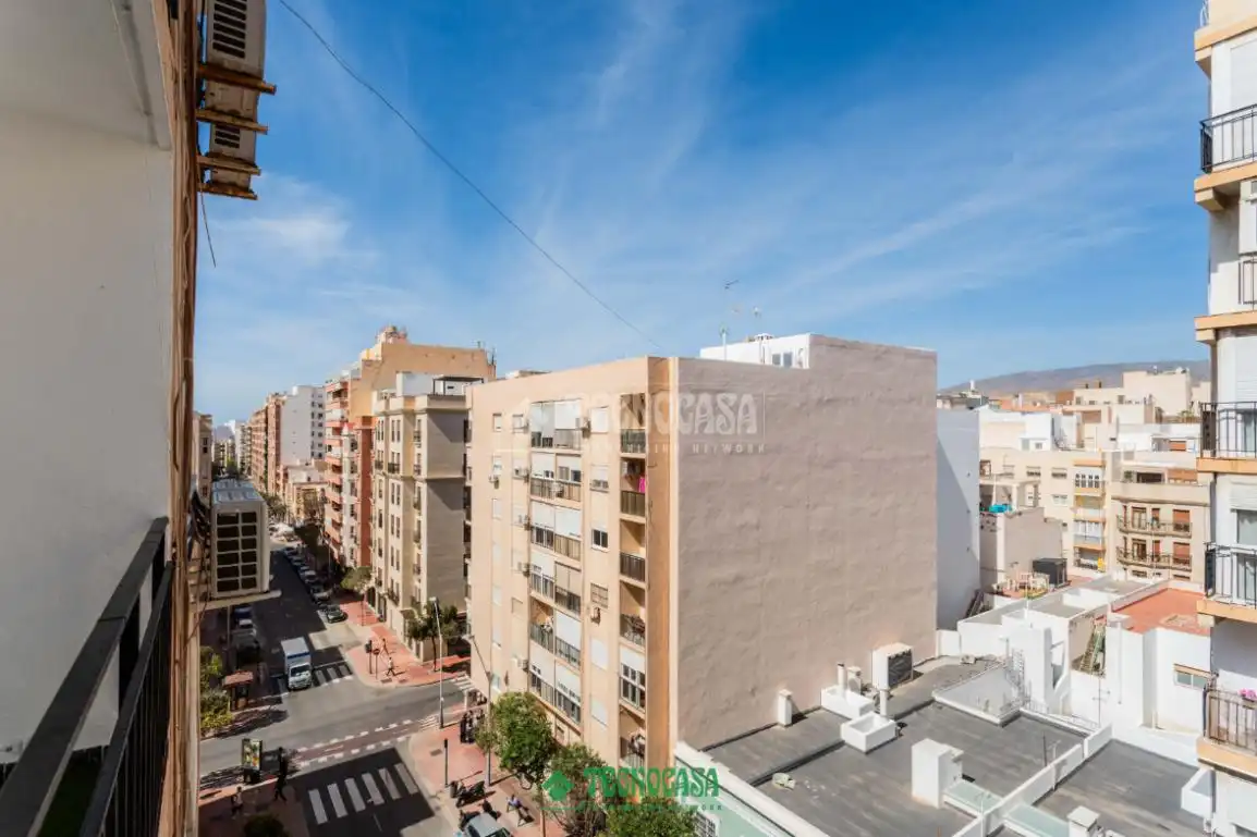 Vista exterior de Piso en venta en Almería con Calefacción y Balcón