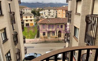 Vista exterior de Pis en venda en Medina de Pomar amb Terrassa