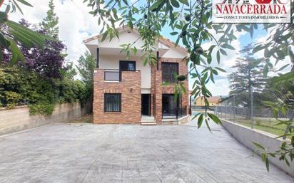 Vista exterior de Casa o xalet en venda en Collado Mediano amb Aire condicionat, Terrassa i Piscina