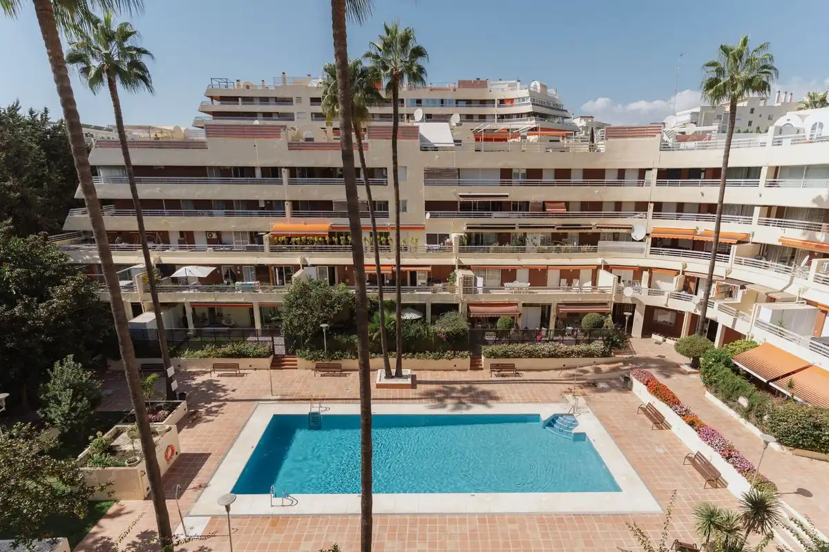 Schwimmbecken von Dachboden zum Verkauf in Marbella mit Klimaanlage, Terrasse und Schwimmbad