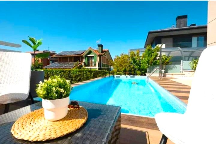 Piscina de Casa o xalet en venda en Castro-Urdiales amb Aire condicionat, Calefacció i Jardí privat