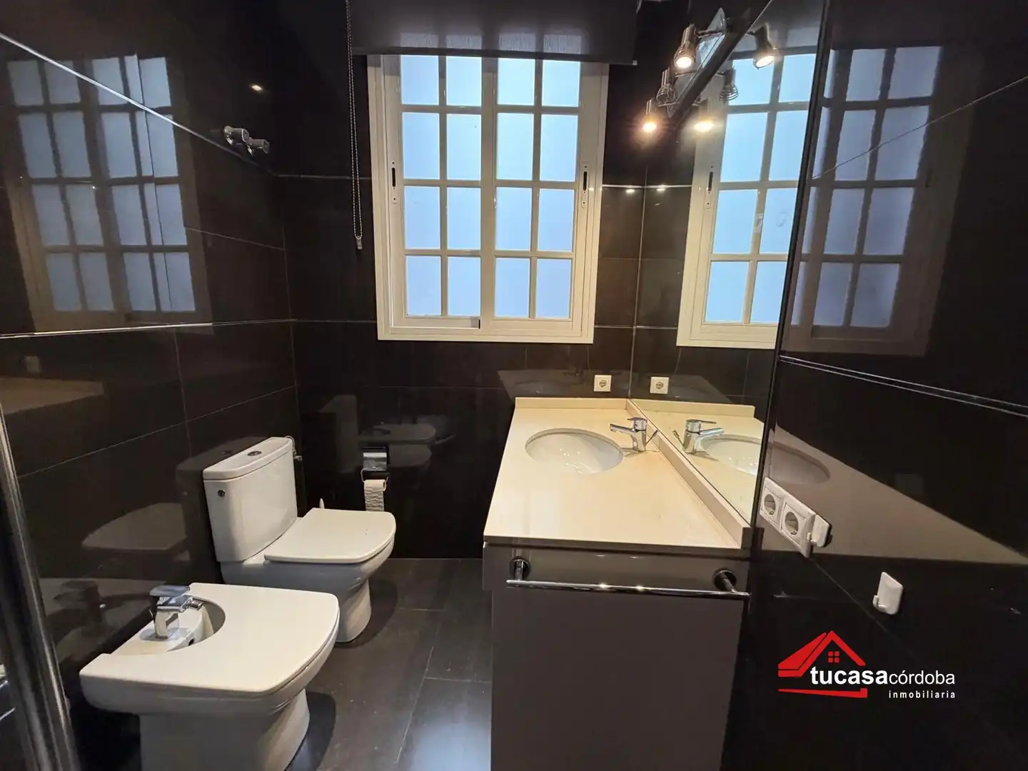 Baño de Piso en venta en Córdoba con Terraza, Trastero y Amueblado