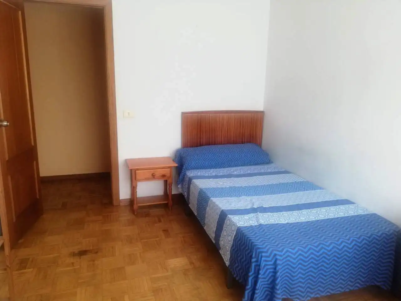 Bedroom of Flat for rent in Burgos  with Heating, Parquet flooring and Terrace