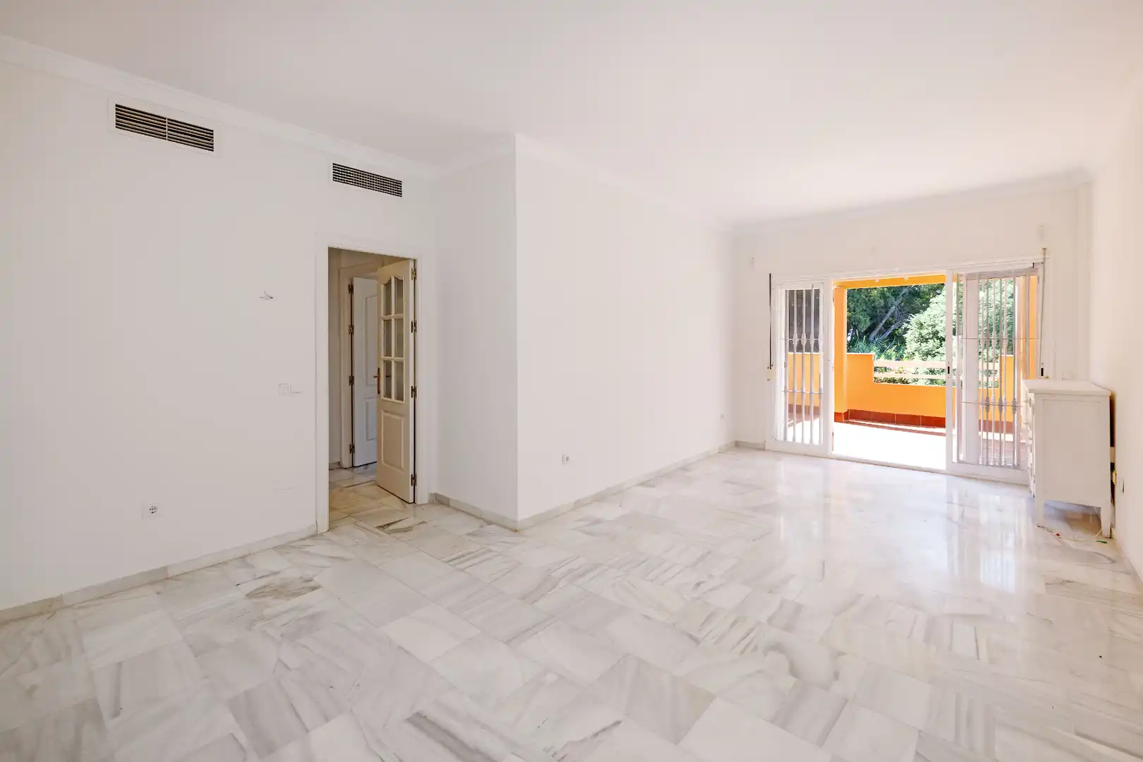 Wohnung zum Verkauf in Marbella mit Klimaanlage, Heizung und Terrasse