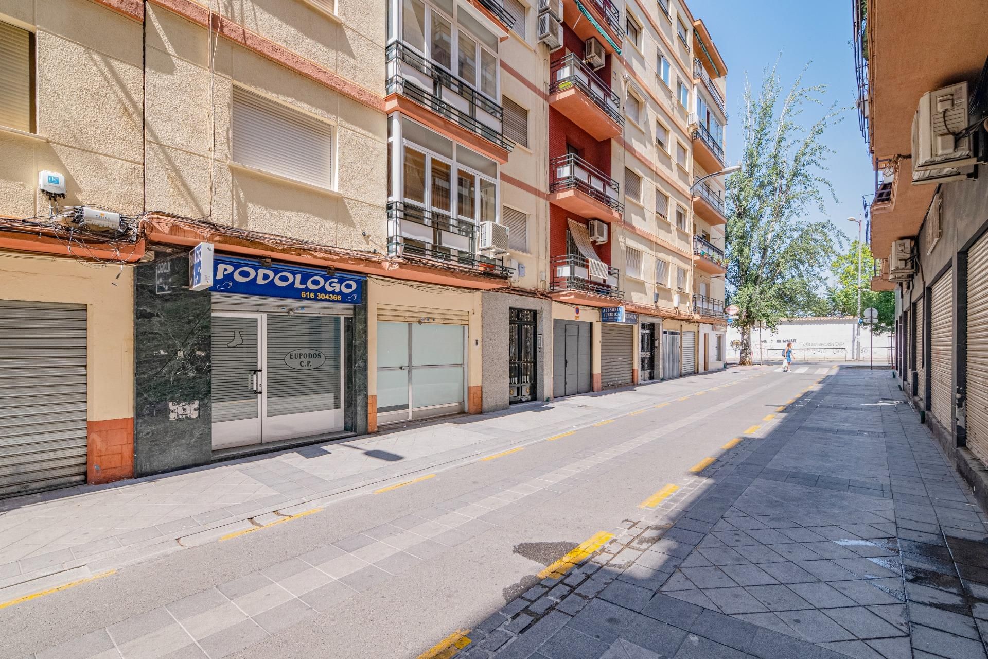 Vista exterior de Local en venda en  Granada Capital