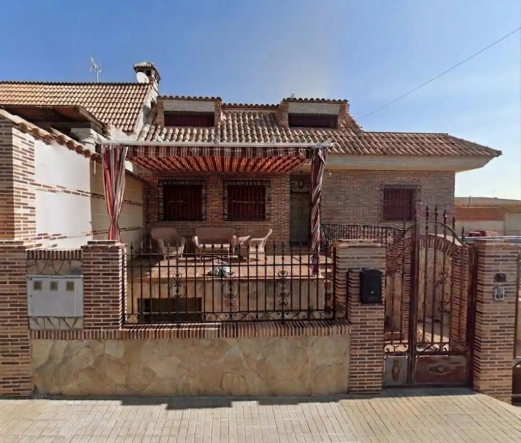 House with garden for sale in Chozas de Canales