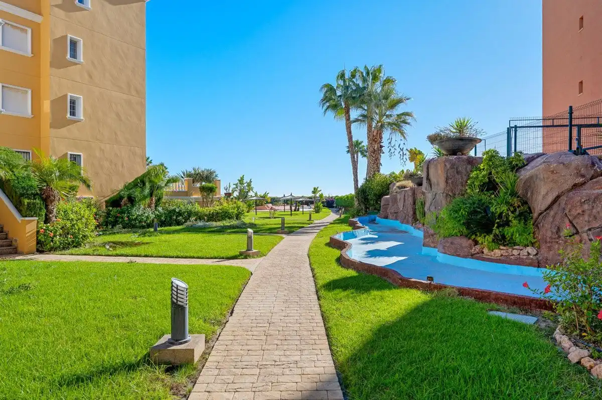 Vista exterior de Apartament en venda en Orihuela amb Aire condicionat, Jardí privat i Terrassa