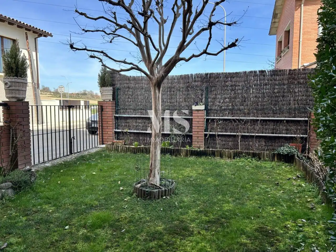 Jardí de Casa adosada en venda en Vic amb Aire condicionat, Calefacció i Jardí privat